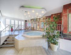 ARCOTEL Wimberger Spabereich mit Whirlpool im ARCOTEL Wimberger