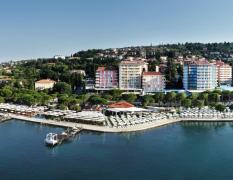 Grand Hotel Portoroz Blick auf die Bucht von Portoroz mit dem Grand Hotel Portoroz und dem Lifeclass Komplex