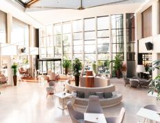 Grand Hotel Portoroz Lobby mit großen Glasfronten und Sitzgelegenheiten im Grand Hotel Portoroz