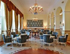 Empfangsbereich in K&K Stil im Hotel Kvarner Palace