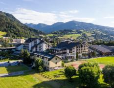 Sporthotel Royer Aussenansicht des Sporthotels Royer in Schladming im Sommer