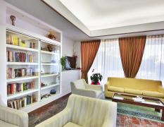 Die Bibliothek mit gemütlichen Sitzgelegenheiten im Hotel Meridianus