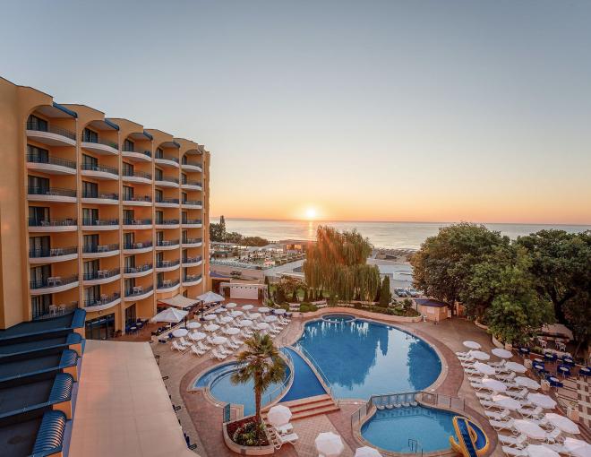 Blick auf das Grifid Hotel Arabella mit Garten und Pools in Abendstimmung