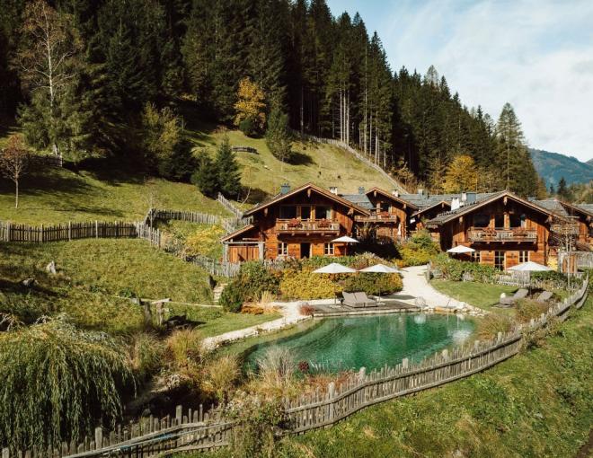 Aussenansicht im Sommer des Chaletdorfes Auszeit